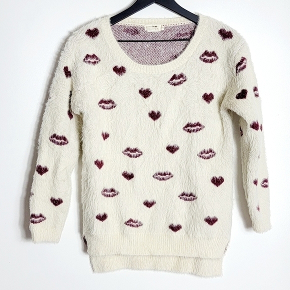 Molly Bracken Ivory Heart & Lips Novelty Print Fuzzy Women's Sweater One Size - Picture 1 of 5